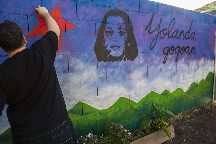 Mural en recuerdo a Yolanda González que han vuelto a pintar los vecinos de Deustua. (Luis JAUREGIALTZO / ARGAZKI PRESS)