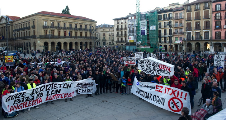 UPNri zuzendutako mezuak nagusitu dira Iruñeko enpleguaren aldeko manifestazioan. (Idoia ZABALETA / ARGAZKI PRESS)