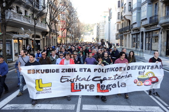Los jóvenes encausados han precedido la marcha de Donostia. (Gari GARAIALDE / ARGAZKI PRESS)
