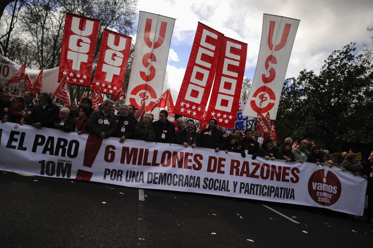 Pancarta que ha encabezado la manifestación de Madrid. (Pedro ARMESTRE / AFP)