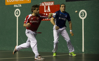 Berasaluze garaile atera da Irujoren aurrean. (Raul BOGAJO / ARGAZKI PRESS)