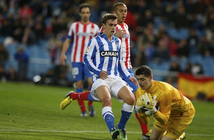 Courtois bloquea un balón ante Griezmann. (Pedro ARMESTRE/AFP)