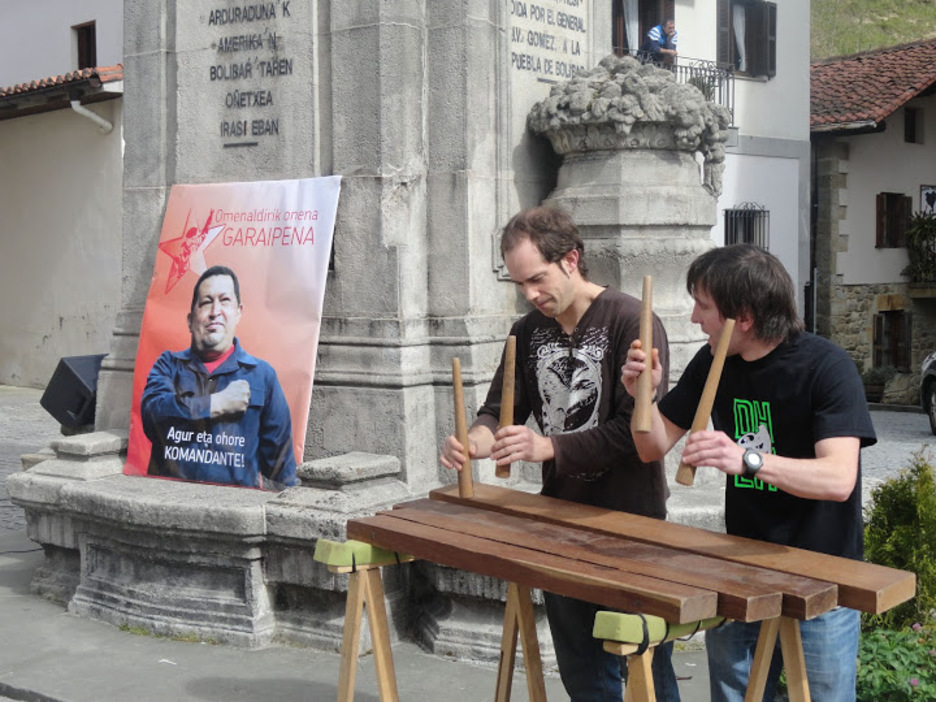 Ziortza-Bolibarren egindako omenaldian Sortuko Maribi Ugarteburuk eta Venezuelak Bilbon duen kontsulak, Yolanda Rojasek, parte hartu zuten.