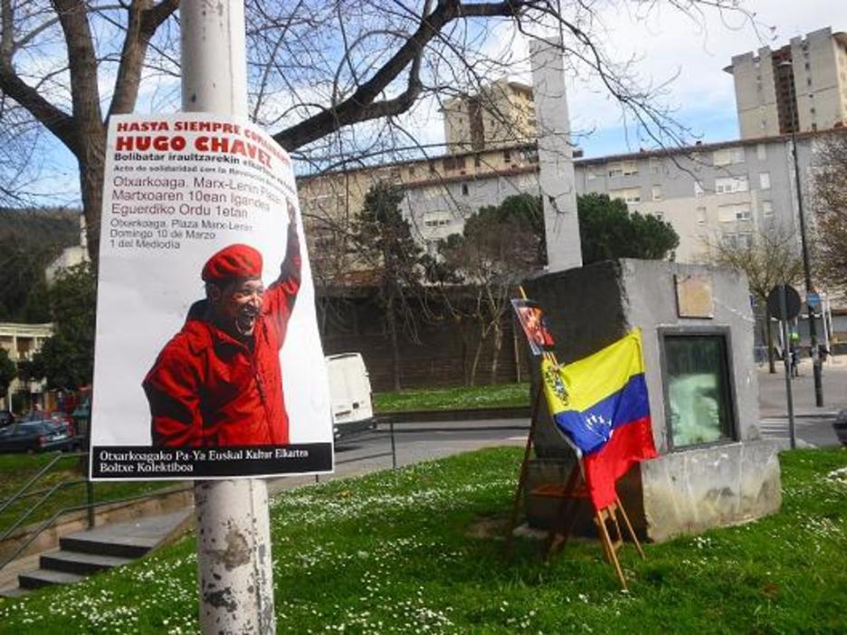 Boltxek eta Pa-Ya konpartsak antolatuta Otxarkoagan egindako omenaldia, Lenin eta Marxen estatuaren alboan. (BOLTXE.info) Boltxek eta Pa-Ya konpartsak antolatuta Otxarkoagan egindako omenaldia, Lenin eta Marxen estatuaren alboan. (BOLTXE.info)