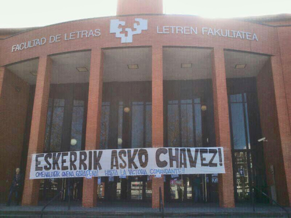 Gasteizen unibertsitateko sarreran ere izan dute gogoan agintari bolibartarra. Gasteizen unibertsitateko sarreran ere izan dute gogoan agintari bolibartarra.