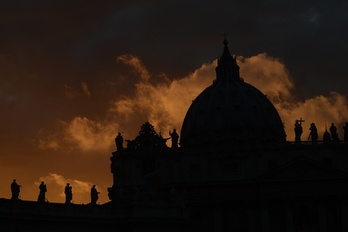 Imágen de la basílica de San Pedro en la víspera del inicio del cónclave para elegir al nuevo Papa. (Filippo MONTEFORTE/AFP)