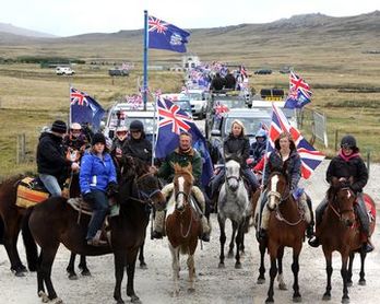 Malvinenses participan en un desfile para mostrar «el orgullo de ser británico». (Tony CHATER/AFP)