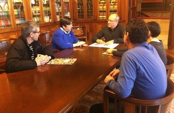 Urkulluk harrera egin die Mertxe Mujikari eta Edurne Brouardi. (Juanan RUIZ/ARGAZKI PRESS)