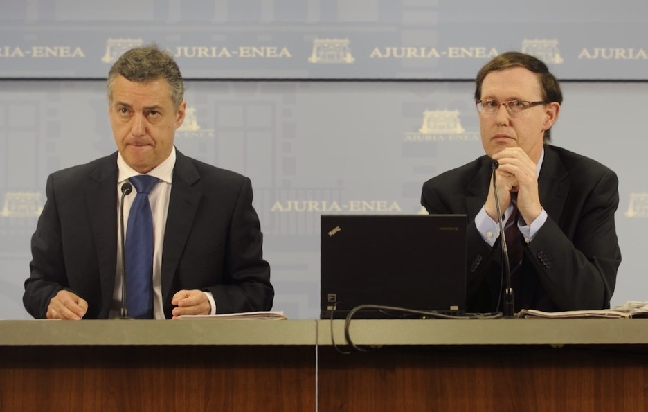 El lehendakari, Iñigo Urkullu, y el consejero de Hacienda y Finanzas, Ricardo Gatzagaetxebarria, durante la presentación de los presupuestos. (ARGAZKI PRESS) El lehendakari, Iñigo Urkullu, y el consejero de Hacienda y Finanzas, Ricardo Gatzagaetxebarria, durante la presentación de los presupuestos. (ARGAZKI PRESS)