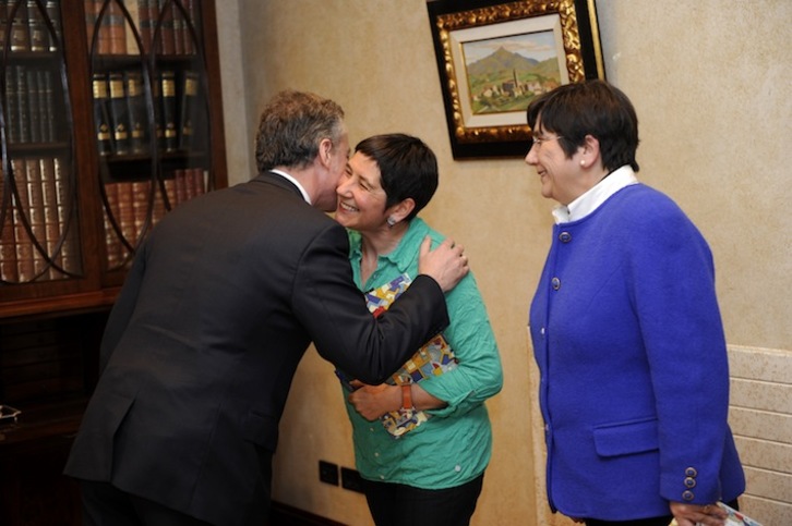 Urkulluk harrera egin die Mertxe Mujikari eta Edurne Brouardi. (Juanan RUIZ/ARGAZKI PRESS)