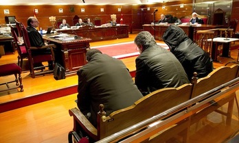Los tres acusados en el banquillo, en la segunda jornada del juicio. (Raúl BOGAJO/ARGAZKI PRESS)