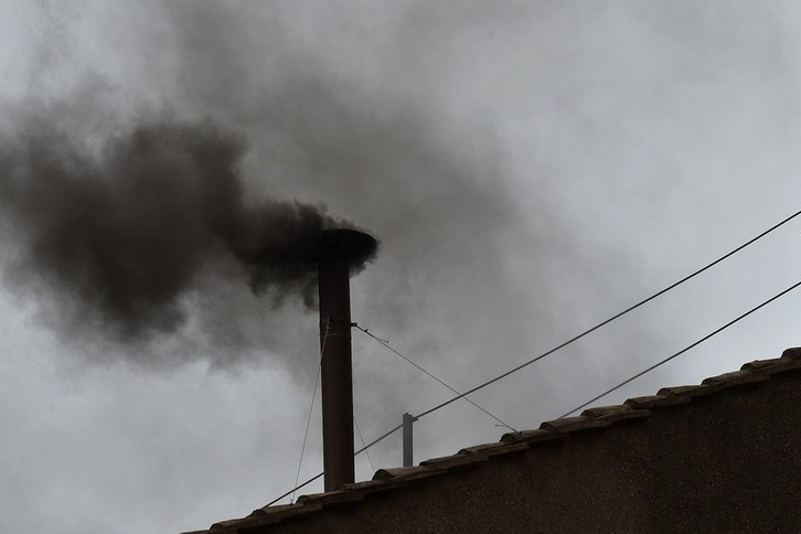 La segunda fumata también ha sido negra. (Vincenzo PINTO/AFP)