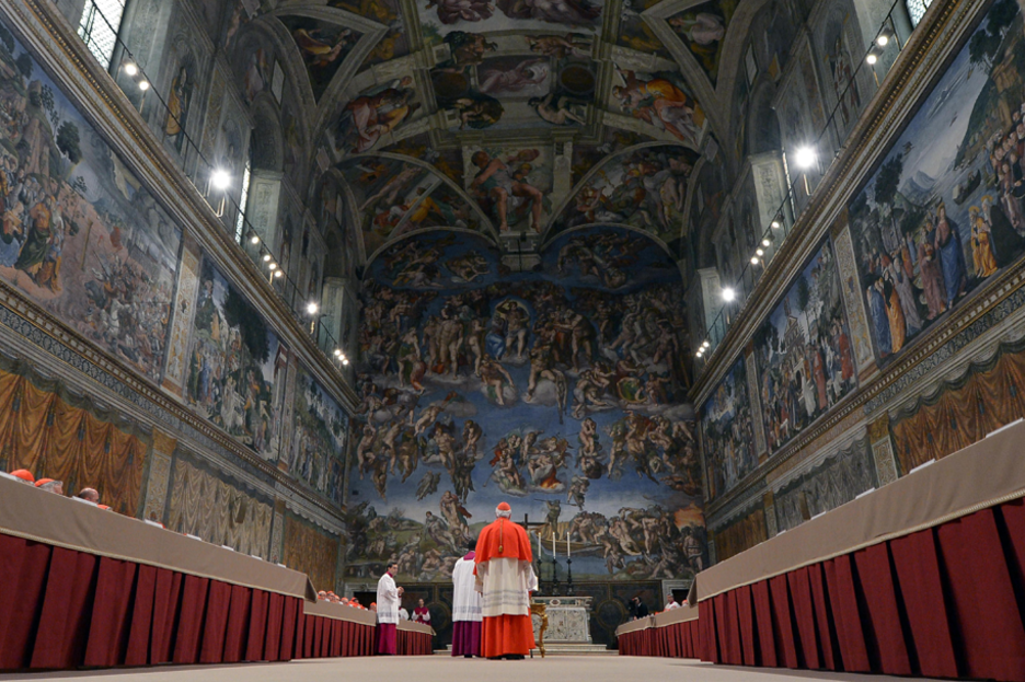 Los 115 cardenales toman parte de la ceremonía de juramento en la Capilla Sixtina para comenzar así el proceso de elección del nuevo Papa. (AFP PHOTO) Los 115 cardenales toman parte de la ceremonía de juramento en la Capilla Sixtina para comenzar así el proceso de elección del nuevo Papa. (AFP PHOTO)