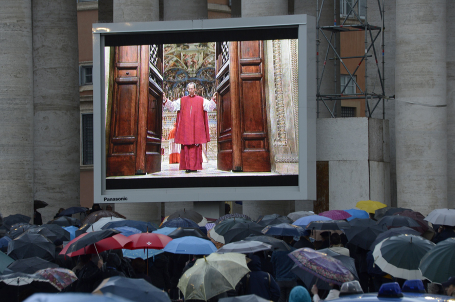 Tras pronunciar el ‘Extra Omnes’ los cardenales quedan incomunicados para reflexionar en torno a su decisión, no saldrán hasta que uno de ellos sea designado Papa. (Andreas SOLARO / AFP PHOTO) Tras pronunciar el ‘Extra Omnes’ los cardenales quedan incomunicados para reflexionar en torno a su decisión, no saldrán hasta que uno de ellos sea designado Papa. (Andreas SOLARO / AFP PHOTO)