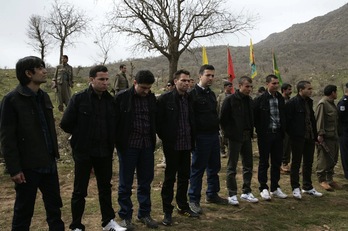 Los ocho prisioneros turcos, tras ser liberados. (Safin HAMED/AFP)