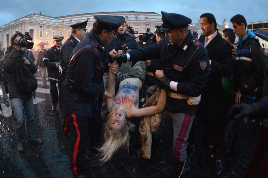 Activistas del movimiento feminista ‘Femen’ protagonizaron el martes una protesta en la que denunciaron varios aspectos de la Iglesia Católica. Denunciaron los caso de pederastia y las guerras (en imagen). (Gabriel BOUYS / AFP PHOTO)