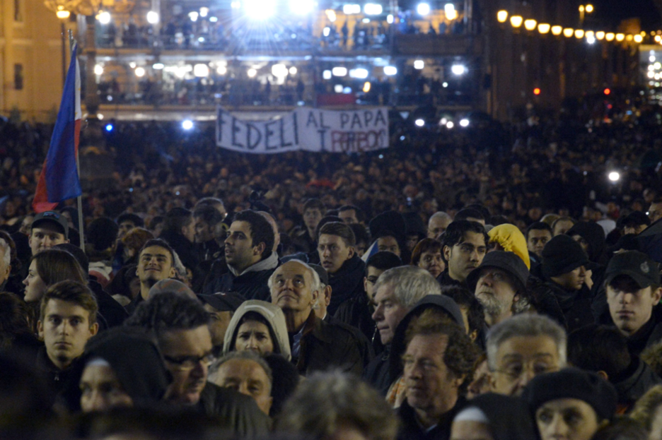 Aunque era casi seguro que el primer día no habría fumata blanca, miles de católicos aguardaron la confirmación. (Vincenzo PINTO / AFP PHOTO) Aunque era casi seguro que el primer día no habría fumata blanca, miles de católicos aguardaron la confirmación. (Vincenzo PINTO / AFP PHOTO)