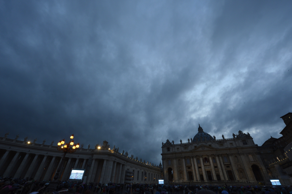 El mal tiempo está siendo uno de los componentes de este cónclave. (Andreas SOLARO / AFP PHOTO)