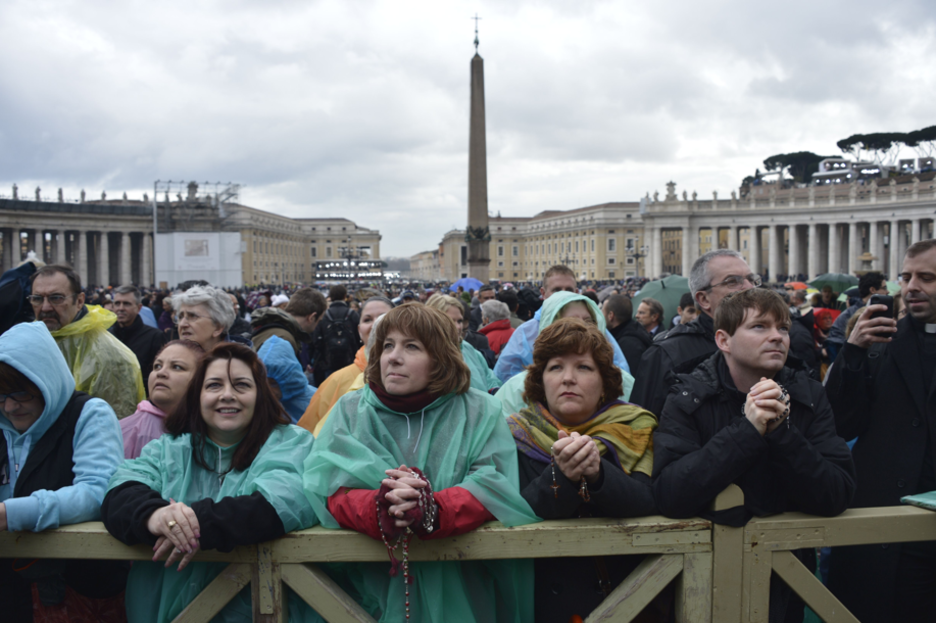 Durante estos días abundan las personas con rosarios en el Vaticano, y la espera se completa con la oración. (Johannes EISELE / ARGAZKI PRESS) Durante estos días abundan las personas con rosarios en el Vaticano, y la espera se completa con la oración. (Johannes EISELE / ARGAZKI PRESS)