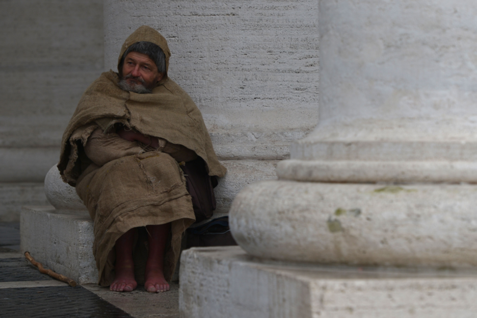 Un peregrino descalzo aguarda en el porche de la plaza San Pedro la fumata. (Gabriel BOUYS / AFP PHOTO) Un peregrino descalzo aguarda en el porche de la plaza San Pedro la fumata. (Gabriel BOUYS / AFP PHOTO)