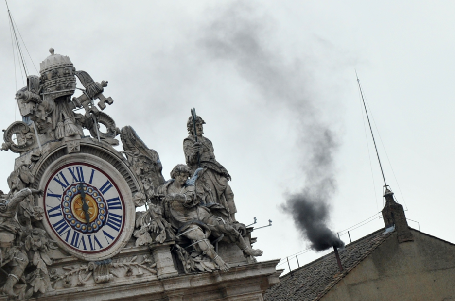 Como se esperaba, las primeras fumatas han sido de color negro, señal de que ninguno de los aspirantes cuenta, todavía, con el apoyo suficiente. (Tiziana FABI / AFP PHOTO) Como se esperaba, las primeras fumatas han sido de color negro, señal de que ninguno de los aspirantes cuenta, todavía, con el apoyo suficiente. (Tiziana FABI / AFP PHOTO)