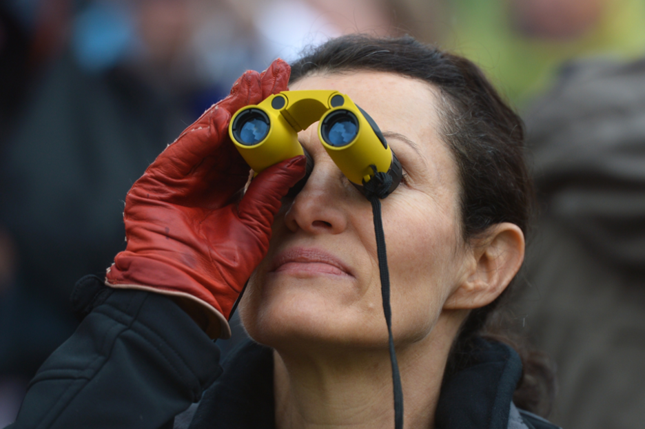 Aunque en esta ocasión desde el Vaticano han informado que el color de la fumata sería claro para evitar confusiones, hay quien ha utilizado prismáticos para asegurarse. (Alberto PIZZOLI / AFP PHOTO) Aunque en esta ocasión desde el Vaticano han informado que el color de la fumata sería claro para evitar confusiones, hay quien ha utilizado prismáticos para asegurarse. (Alberto PIZZOLI / AFP PHOTO)