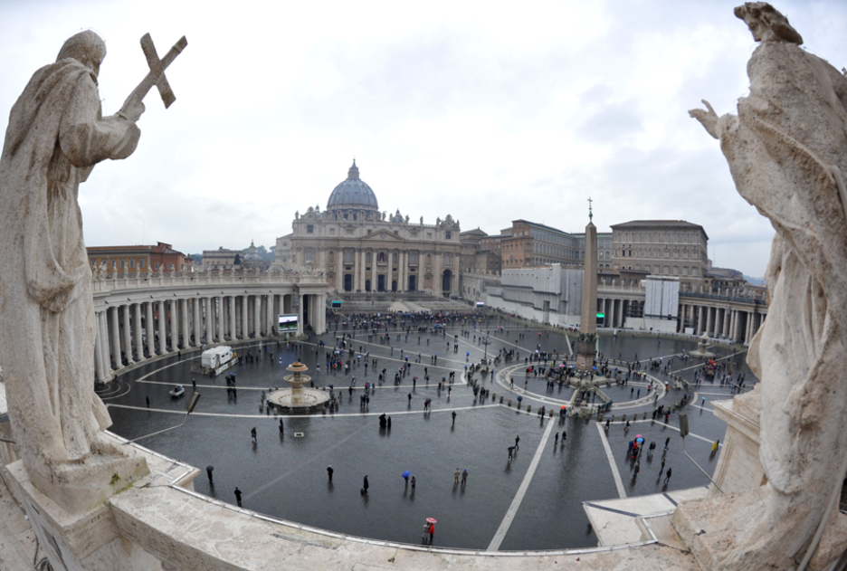 Entre fumata y fumata (dos al día) la Plaza de San Pedro se vacía y aguarda en una tensa espera para los católicos las deliveraciones del Colegio Cardenalicio. (Tiziana FABI / AFP PHOTO) Entre fumata y fumata (dos al día) la Plaza de San Pedro se vacía y aguarda en una tensa espera para los católicos las deliveraciones del Colegio Cardenalicio. (Tiziana FABI / AFP PHOTO)
