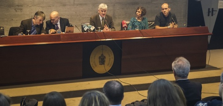 Imagen de la mesa redonda sobre la ‘doctrina Parot’, donde participaron el juez de la Audiencia Nacional Javier Gómez Bermudez, el decano Nazario Oleaga, la abogada Amaia Izko y el miebro de Herrira Jon Garai. (Luis JAUREGIALTZO/AFP)