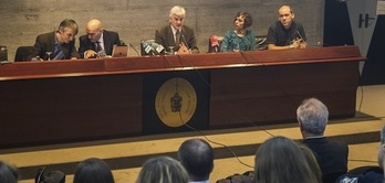 Imagen de la mesa redonda sobre la ‘doctrina Parot’, donde participaron el juez de la Audiencia Nacional Javier Gómez Bermudez, el decano Nazario Oleaga, la abogada Amaia Izko y el miebro de Herrira Jon Garai. (Luis JAUREGIALTZO/AFP)
