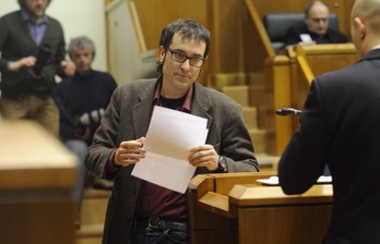 El parlamentario de EH Bildu, Julen Arzuaga, en la Cámara de Gasteiz. (ARGAZKI PRESS)