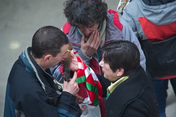 Edurne Brouard Korrikako arduraduna, furgonetetako kideei lekukoa ematen. (Jon URBE/ARGAZKI PRESS)