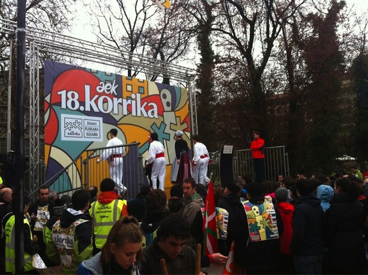 Aurreskua dantzatu diote Urki taldeko dantzariek lekukoari, txalapartaz lagunduta. (INFOZAZPI IRRATIA)