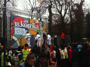 Aurreskua dantzatu diote Urki taldeko dantzariek lekukoari, txalapartaz lagunduta. (INFOZAZPI IRRATIA)