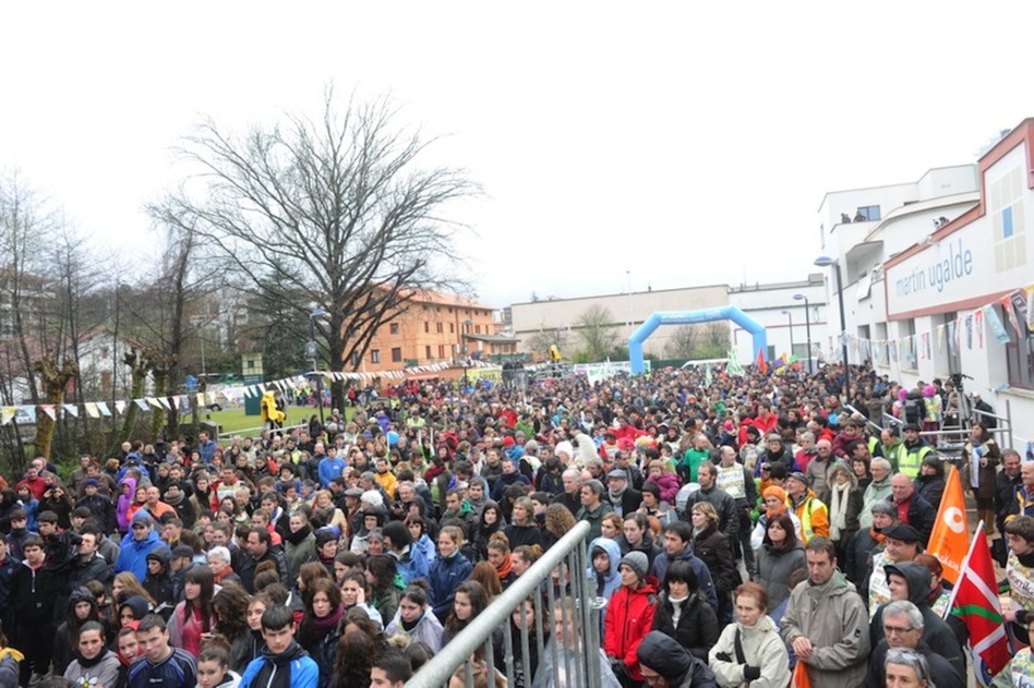 Jende andana, Andoaingo Martin Ugalde Kultur Parkean, Korrika abiatu aurreko uneetan. (Jon URBE/ARGAZKI PRESS) Jende andana, Andoaingo Martin Ugalde Kultur Parkean, Korrika abiatu aurreko uneetan. (Jon URBE/ARGAZKI PRESS)