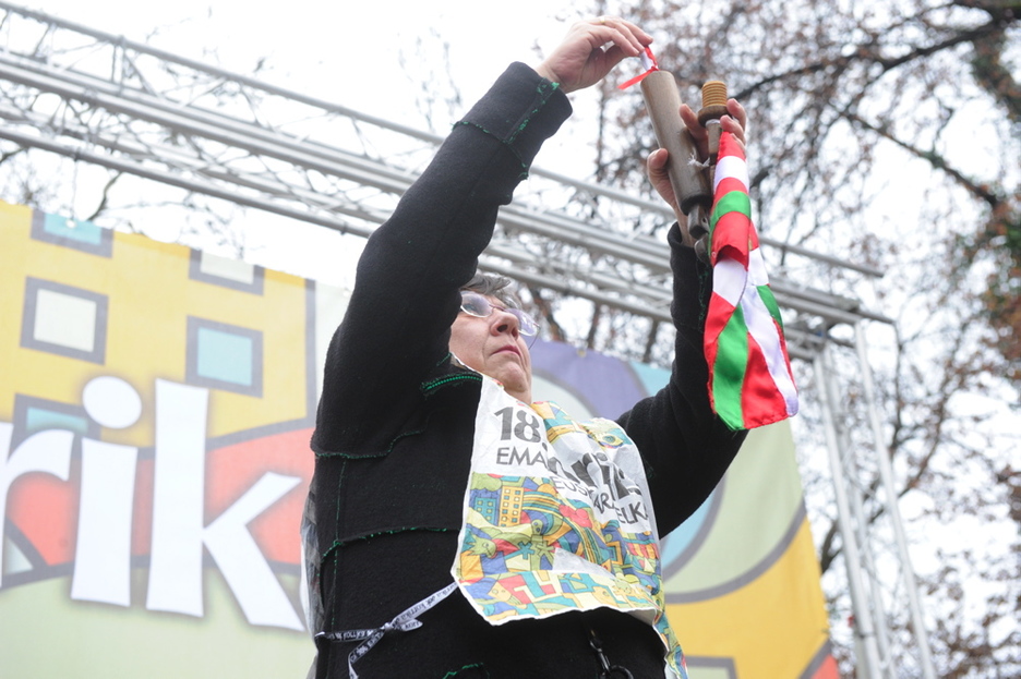 Edurne Brouard, Korrikako arduradunak, sartu du lekukoan Baionan martxoaren 24an irakurriko den mezua. (Jon URBE/ARGAZKI PRESS) Edurne Brouard, Korrikako arduradunak, sartu du lekukoan Baionan martxoaren 24an irakurriko den mezua. (Jon URBE/ARGAZKI PRESS)