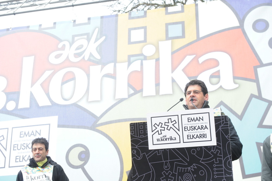 Oscar Elizburu AEKko Kontseiluko kidea, Korrika abiatu aurreko ekitaldian. (Jon URBE/ARGAZKI PRESS) Oscar Elizburu AEKko Kontseiluko kidea, Korrika abiatu aurreko ekitaldian. (Jon URBE/ARGAZKI PRESS)