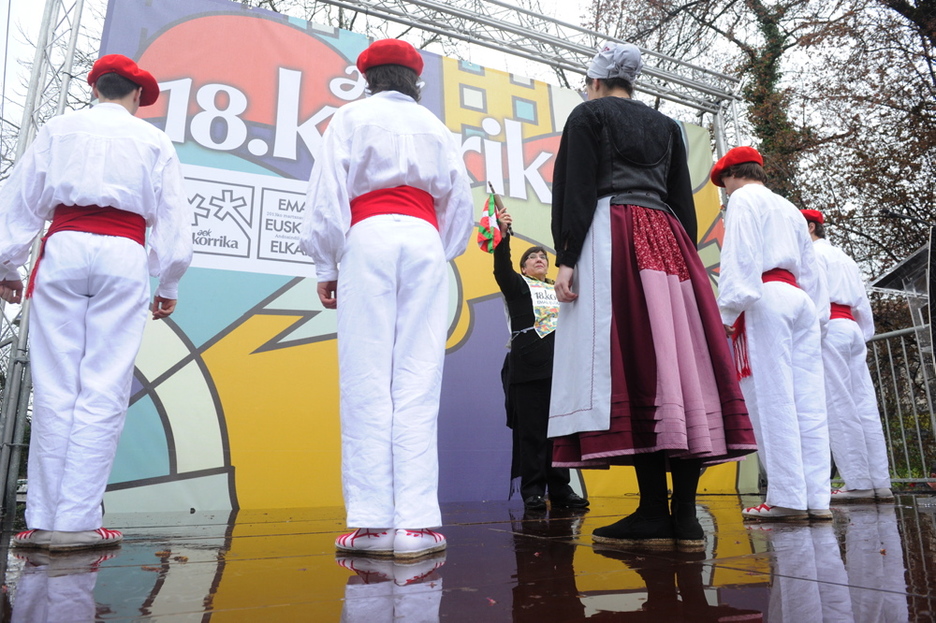 Urki Dantza Taldearen aurreskua lekukoari. (Jon URBE/ARGAZKI PRESS) Urki Dantza Taldearen aurreskua lekukoari. (Jon URBE/ARGAZKI PRESS)