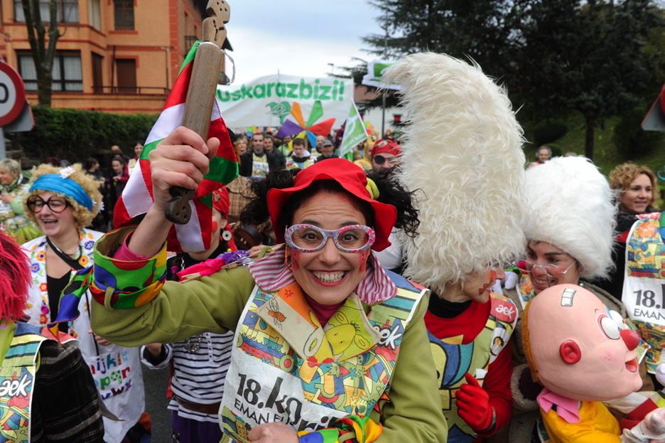 Marimotots, pailazoen taldeko euskaldun berria, lekukoa eskuan. (Jon URBE/ARGAZKI PRESS) Marimotots, pailazoen taldeko euskaldun berria, lekukoa eskuan. (Jon URBE/ARGAZKI PRESS)