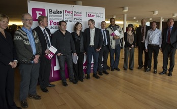 Los ponentes y organizadores del Foro Social. (Jagoba MANTEROLA/ARGAZKI PRESS)