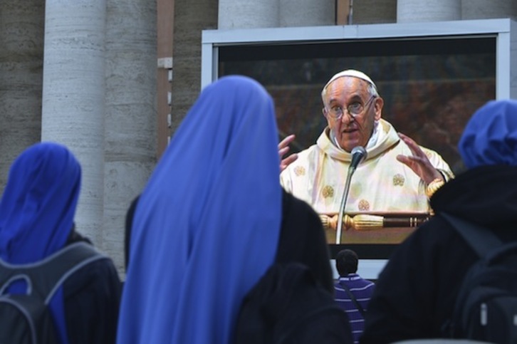 Varias monjas siguen a través de una pantalla la primera misa del papa Francisco. (Johannes EISSELE/AFP PHOTO)
