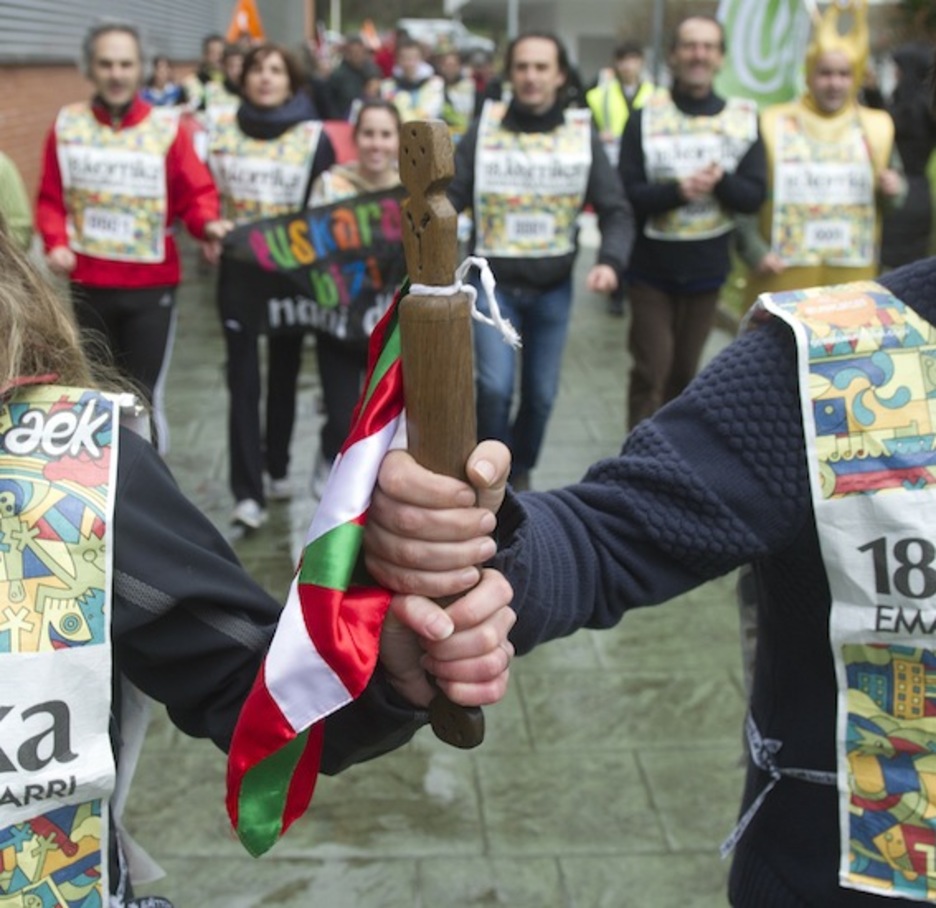 Hamar egunetan zehar Euskal Herria zeharkatuko duen Korrikaren lekukoa. (Jon URBE/ARGAZKI PRESS) Hamar egunetan zehar Euskal Herria zeharkatuko duen Korrikaren lekukoa. (Jon URBE/ARGAZKI PRESS)