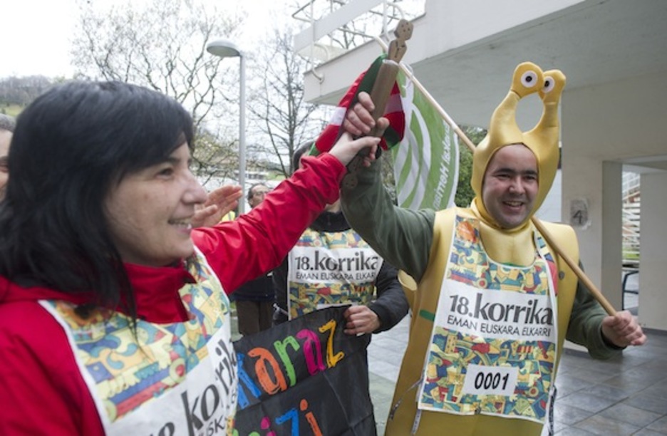 EHEko kideak, lekukoa eskuan. (Jon URBE/ARGAZKI PRESS) EHEko kideak, lekukoa eskuan. (Jon URBE/ARGAZKI PRESS)