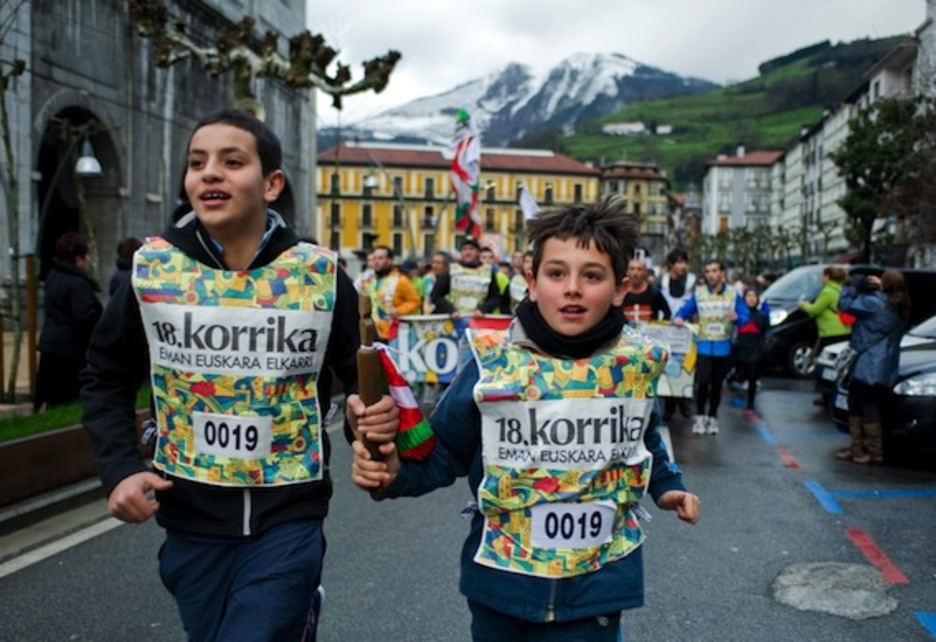 Gaztetxoek ere hartu dute lekukoa eskutan. (Juan Carlos RUIZ/ARGAZKI PRESS) Gaztetxoek ere hartu dute lekukoa eskutan. (Juan Carlos RUIZ/ARGAZKI PRESS)