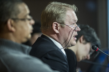Aaro Suonio, en el centro, ayer en la sesión celebrada en Iruñea. (Jagoba MANTEROLA/ARGAZKI PRESS)