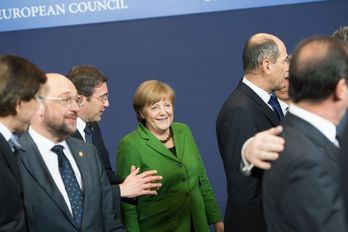 Angela Merkel, junto con otros mandatarios europeos, durante la foto de familia de la cumbre. (Bertrand LANGLOIS/AFP)