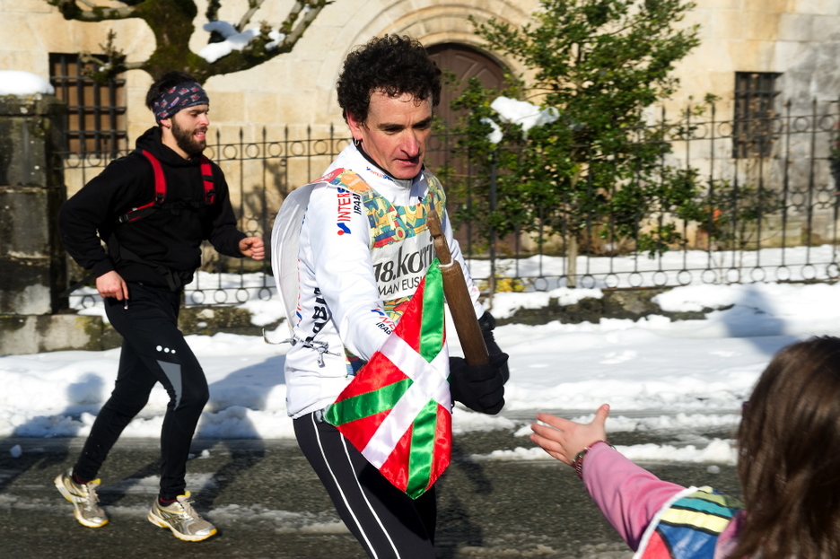 Bi herritar, lekukoa elkarri ematen. (Idoia ZABALETA/ARGAZKI PRESS) Bi herritar, lekukoa elkarri ematen. (Idoia ZABALETA/ARGAZKI PRESS)
