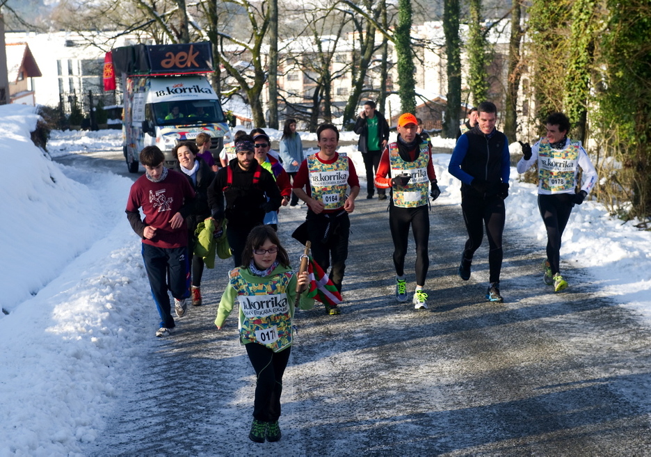 Elur artean egin ditu Korrikak goizeko lehen kilometroak. (Idoia ZABALETA/ARGAZKI PRESS) Elur artean egin ditu Korrikak goizeko lehen kilometroak. (Idoia ZABALETA/ARGAZKI PRESS)