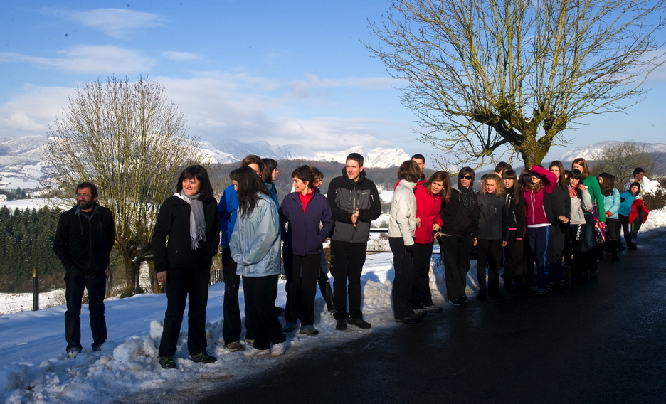 Hotzari aurre eginez, jendeak berotasunez hartu du Korrika. (Idoia ZABALETA/ARGAZKI PRESS) Hotzari aurre eginez, jendeak berotasunez hartu du Korrika. (Idoia ZABALETA/ARGAZKI PRESS)