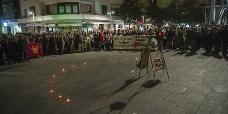 Concentración en recuerdo a Anjel Figueroa en la plaza Telletxe de Algorta. (Luis JAUREGIALTZO/ARGAZKI PRESS)