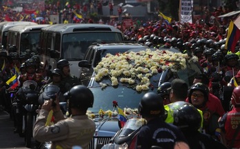 Una marea humana se ha movilizado para acompañar el traslado del féretro de Chávez. (AFP PHOTO)